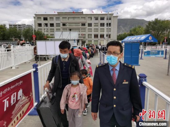 圖為拉薩車站工作人員為西藏先心病患兒和陪同人員提供“綠色”接力幫扶，并開通了專門通道，讓他們快速進(jìn)站上車。拉薩車站 供圖