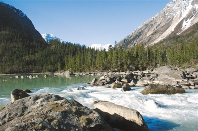 然烏湖美景。圖片由昌都市委宣傳部提供.jpg