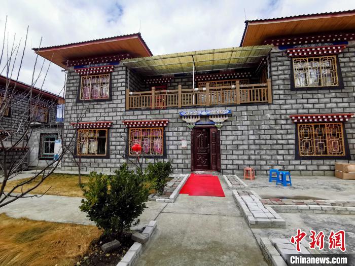 圖為林芝米林縣羌納鄉(xiāng)西嘎村村民家家戶戶發(fā)展庭院經(jīng)濟(jì)，院內(nèi)種滿了各種果樹?！≮w延 攝