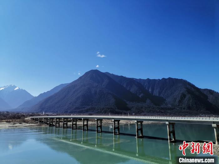 圖為現(xiàn)在已經(jīng)通車的魯霞大橋?！≮w延 攝