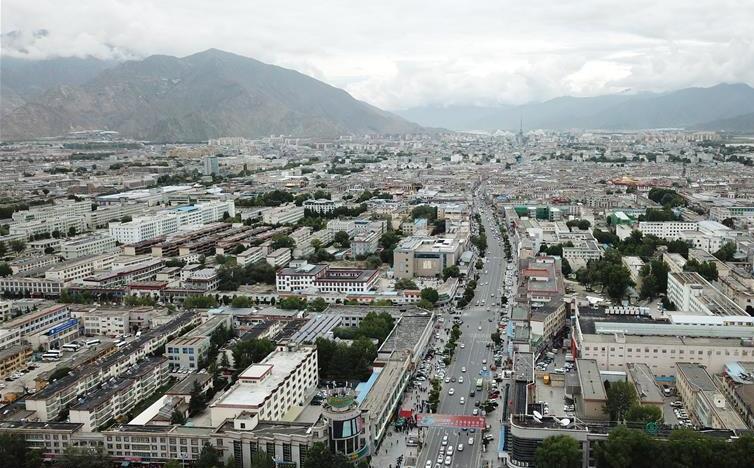 8月10日無人機(jī)拍攝的拉薩城市一景。新華社記者 王益亮 攝.jpg