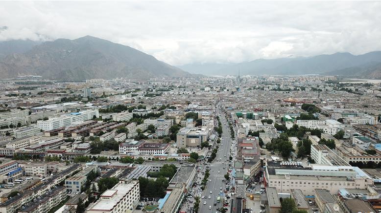 8月10日無(wú)人機(jī)拍攝的拉薩城市一景。新華社記者 王益亮 攝.jpg