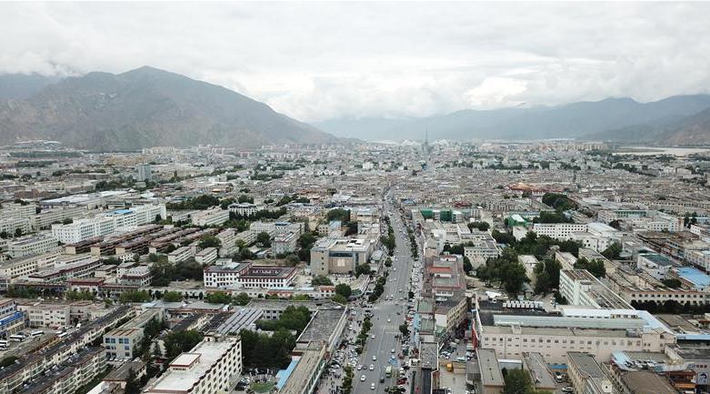 8月10日無人機(jī)拍攝的拉薩城市一景。新華社記者 王益亮 攝.jpg