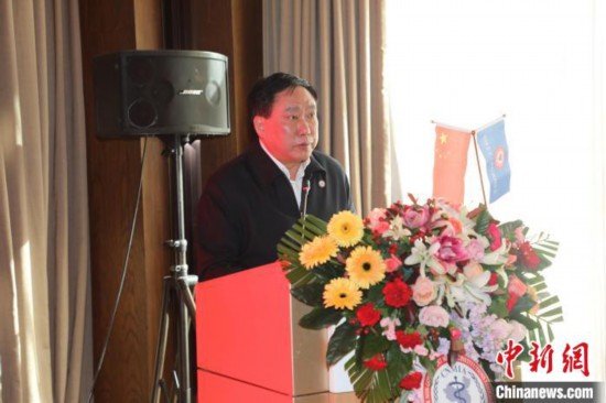 圖為中國非公立醫(yī)療機(jī)構(gòu)協(xié)會(huì)常務(wù)副會(huì)長兼秘書長郝德明致辭?！№n相澤 攝
