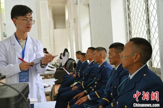 圖為研究團(tuán)隊(duì)成員登記消防員信息?！≮w朗 攝