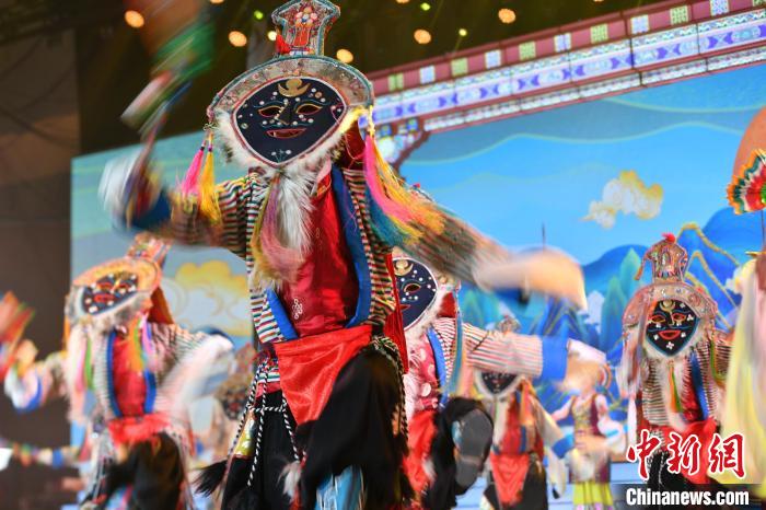 圖為演員在聯(lián)歡晚會(huì)上表演?！∝暩聛?lái)松 攝