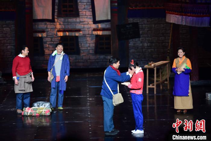 圖為西藏本土話劇《八廓街北院》演出現(xiàn)場?！∝暩聛硭?攝