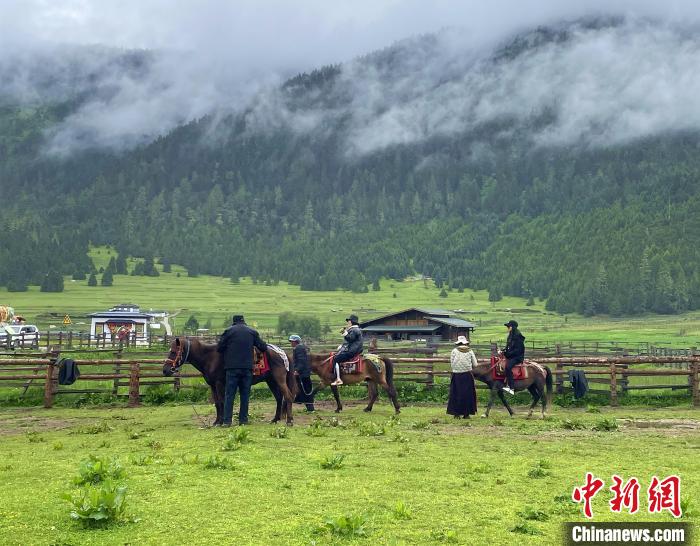 6月10日，游客在魯朗小鎮(zhèn)高山牧場景區(qū)體驗(yàn)騎馬?！∪轿木?攝