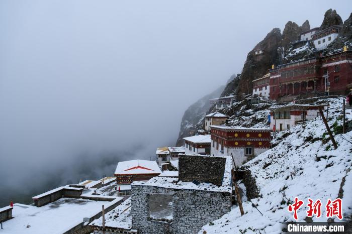 位于孜珠山頂?shù)乃聫R被云霧環(huán)繞，猶如仙境。　江飛波 攝