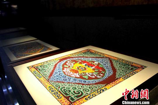 圖為藏式建筑傳統(tǒng)圖案?！?zhí)砀?攝