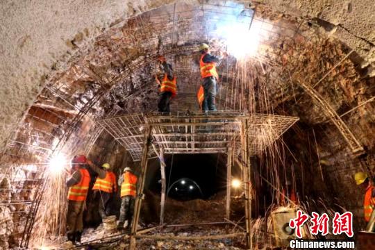 圖為施工人員正在進行隧道支護焊接作業(yè)?！￡悤?攝