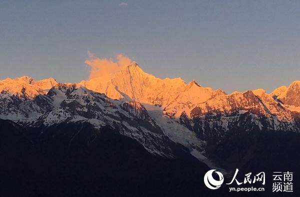 迪慶梅里雪山“日照金山”景觀。（供圖）