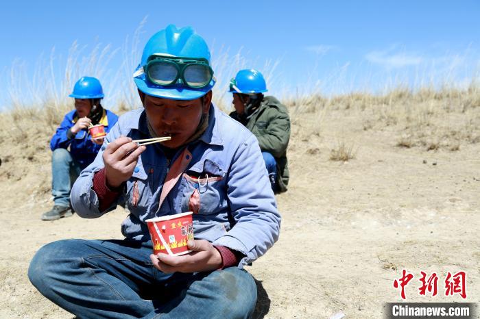 青海藏鄉(xiāng)脫貧致富見聞：“電通了，日子也富裕了”