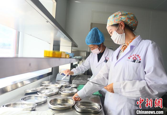 7月下旬，夏河縣人民醫(yī)院醫(yī)生進(jìn)行手術(shù)用具的消毒清潔。　高展 攝