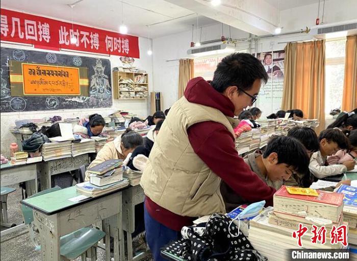 學(xué)生在免費(fèi)輔導(dǎo)班上課。　尼瑪初 攝
