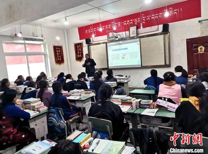 學生在免費輔導班上課?！∧岈敵?攝