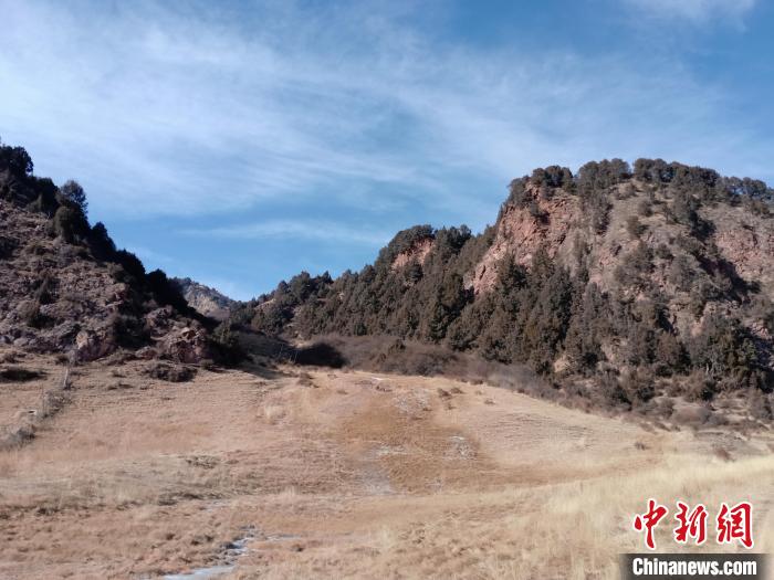 圖為坎布拉外圍地區(qū)的古火山口。孫揚(yáng)益 供圖 孫揚(yáng)益 供圖 攝