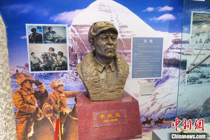 圖為南疆軍區(qū)某合成團(tuán)1連榮譽(yù)室，雕像是進(jìn)藏先遣英雄連總指揮李狄三?！畛坛?攝