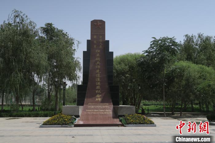 圖為位于于田縣中心的中國(guó)人民解放軍獨(dú)立騎兵師先遣連進(jìn)藏紀(jì)念碑?！畛坛?攝