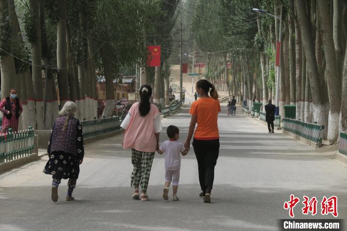 圖為進(jìn)藏先遣英雄連誓師地原址所在的新疆維吾爾自治區(qū)和田地區(qū)于田縣普魯村現(xiàn)貌?！畛坛?攝