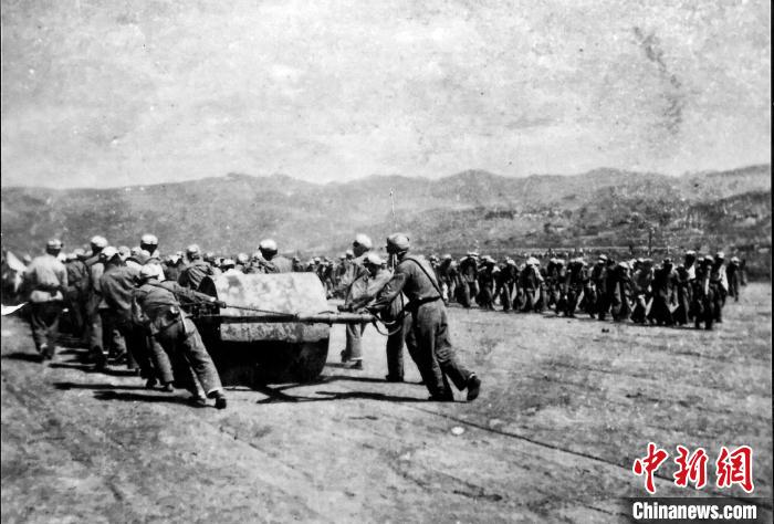 十八軍戰(zhàn)士修建機場跑道。(歷史圖片由十八軍后代張小康提供，劉炳科翻拍)