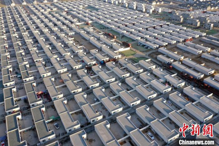 圖為蘭州新區(qū)移民安置區(qū)?！《P 攝