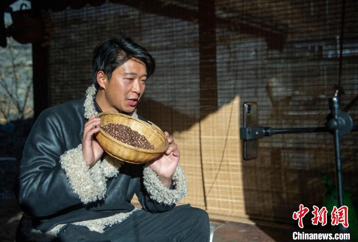洛桑在鏡頭前介紹家鄉(xiāng)特產(chǎn)?！⒅铱?攝