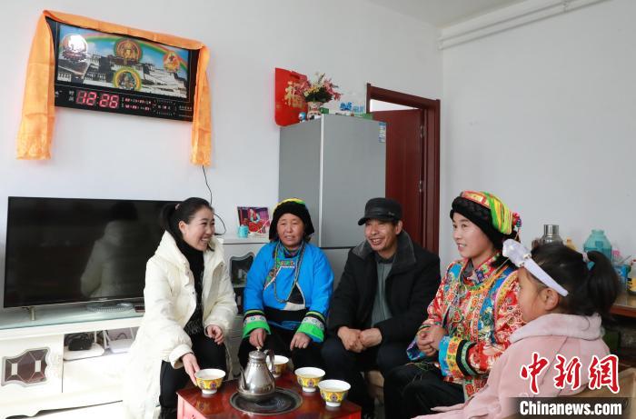 新家是兩層小樓房，一樓布置得充滿現(xiàn)代感，喝著藏式奶茶，一家人聊著今年春節(jié)怎么過?！《∷?攝