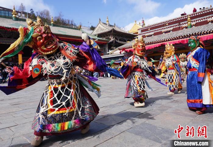 圖為塔爾寺僧侶進(jìn)行“跳欠”儀式?！●R銘言 攝