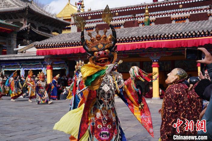 圖為塔爾寺僧侶進(jìn)行“跳欠”儀式?！●R銘言 攝
