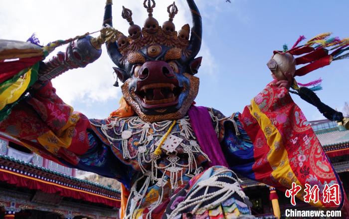 圖為塔爾寺僧侶進(jìn)行“跳欠”儀式?！●R銘言 攝