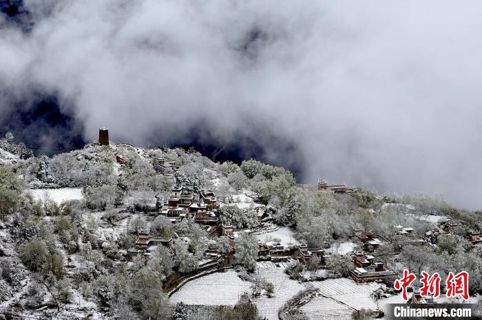 雪后的藏寨和碉樓構(gòu)成美麗的雪景。　降初澤郎 攝