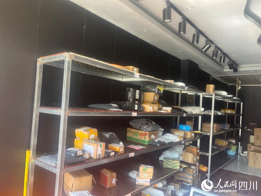 縣城自提點包裹。諸葛輝攝