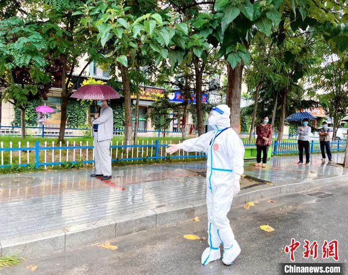 高原小城青海尖扎抗疫見聞：柔肩亦可擔(dān)重任，夫妻檔聞令而動