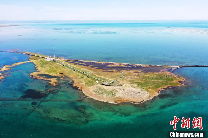 圖為無人機航拍青海湖?！≮w海梅 攝