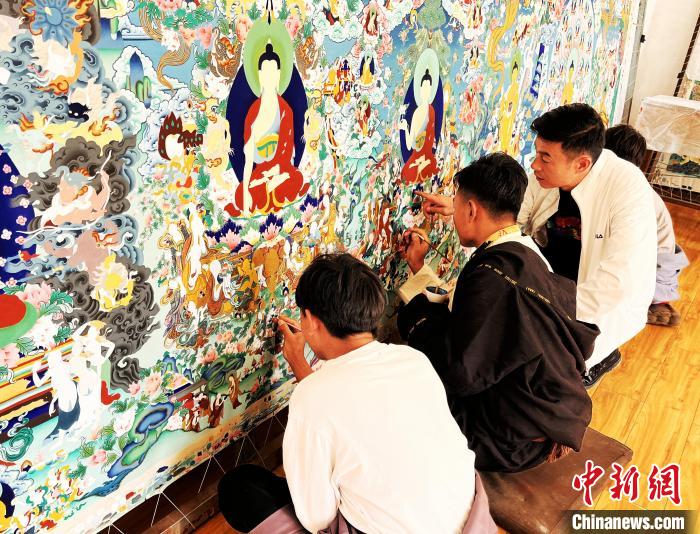青海唐卡藝術(shù)小鎮(zhèn)：“勞模畫師”師帶徒，文化扶貧富一方