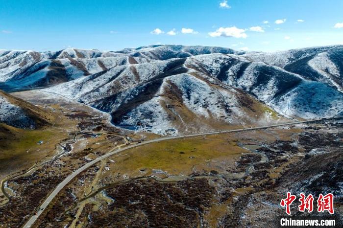 西成高鐵紅原2號(hào)隧道出口附近山頭已被雪覆蓋?！⒅铱?攝