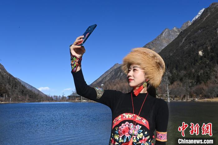 游人在畢棚溝景區(qū)拍照留念。　安源 攝