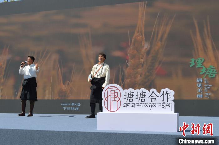 “康巴漢子”現(xiàn)場獻(xiàn)唱?！≈炝杞?攝