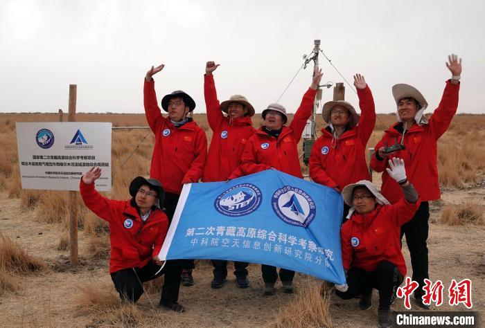 經(jīng)過不懈努力，格爾木濕地站終于建成，第二次青藏科考中科院空天院分隊向航拍無人機(jī)揮手合影?！?lt;a target='_blank' href='/'><p  align=