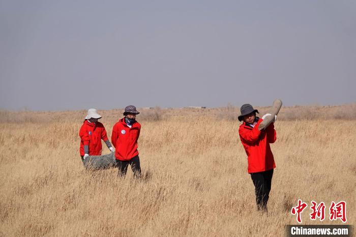 格爾木濕地站建設(shè)過程中，第二次青藏科考中科院空天院分隊隊員化身搬運(yùn)工，在高原上開展體力勞動。　<a target='_blank' href='/'><p  align=