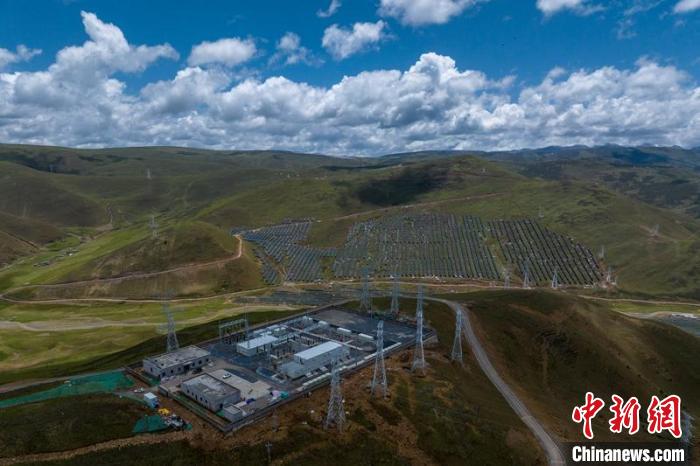 航拍建成投運(yùn)的柯拉一期光伏電站升壓站?！⒅铱?攝