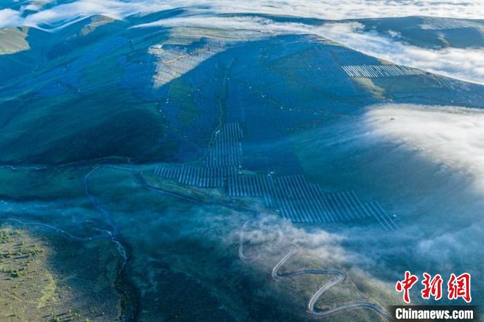 云霧下的柯拉一期光伏電站場一角?！⒅铱?攝