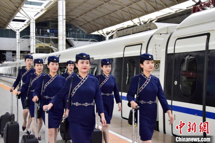 圖為青藏鐵路西格段“復(fù)興號(hào)”動(dòng)車組乘務(wù)員新制服亮相?！|科力加 攝
