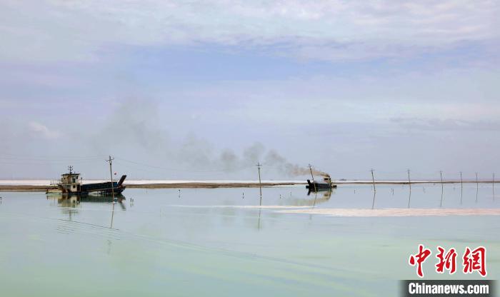 “天空之鏡”青海茶卡鹽湖：迎黃金旅游季，獨(dú)特景色引客來