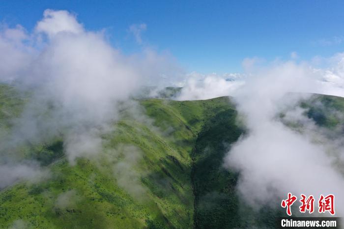 航拍賽來(lái)塘鎮(zhèn)山間云霧繚繞?！●R銘言 攝