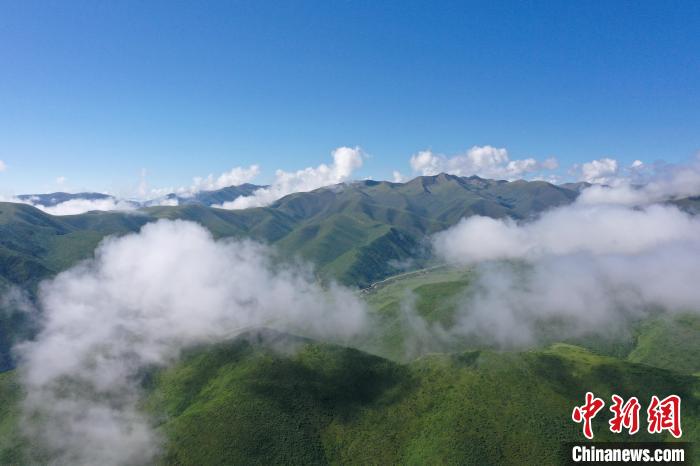 航拍賽來(lái)塘鎮(zhèn)山間云霧繚繞?！●R銘言 攝