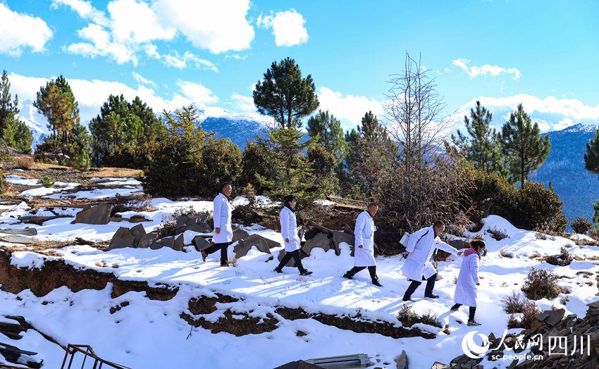 對(duì)口幫扶醫(yī)療小分隊(duì)行走在雪地里。劉學(xué)懿攝