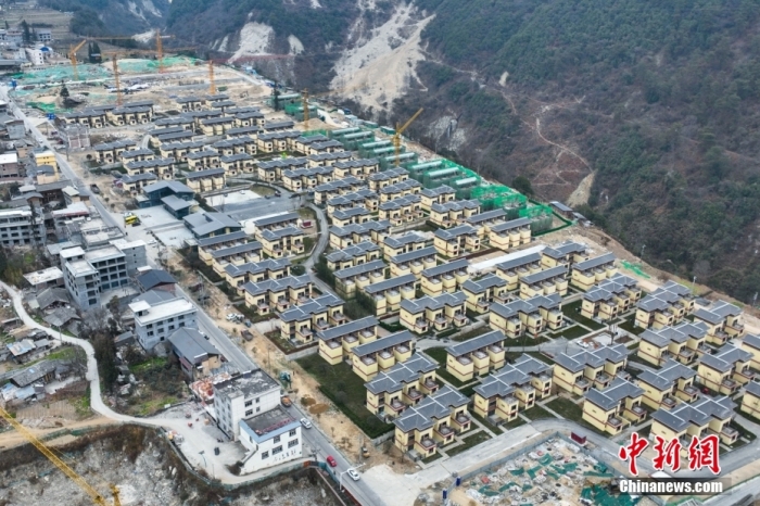 圖為2月1日，瀘定磨西鎮(zhèn)震后重建的安置小區(qū)。(無(wú)人機(jī)照片)<a target='_blank' href='/'><p  align=