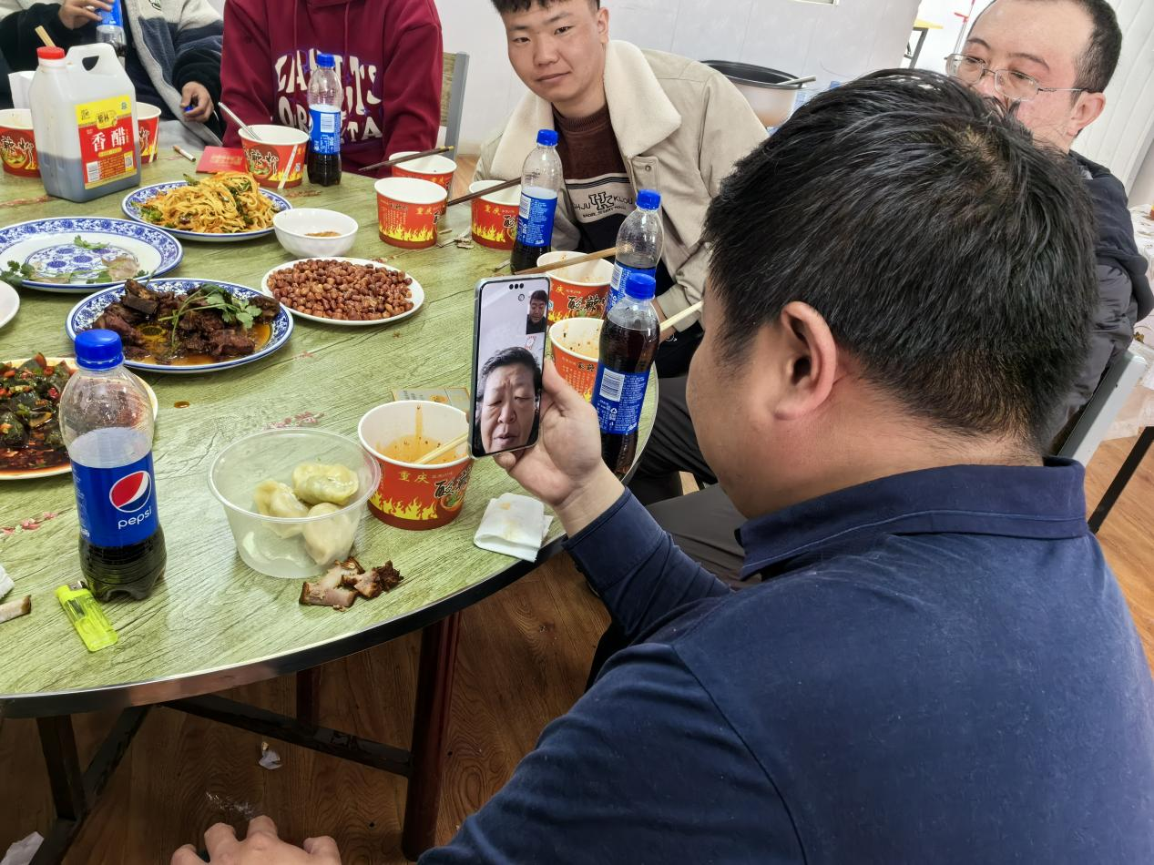 王玉琦與家人視頻。王元明攝